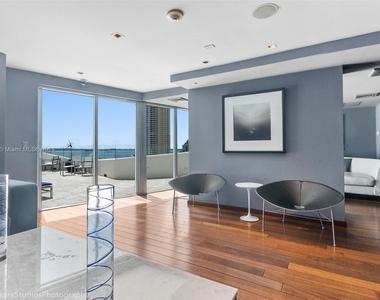 325 S Biscayne Blvd - Photo Thumbnail 2