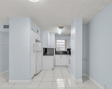 8810 Fontainebleau Blvd - Photo Thumbnail 1