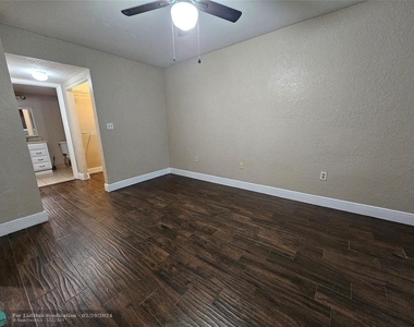 2803 N Oakland Forest Dr - Photo Thumbnail 11