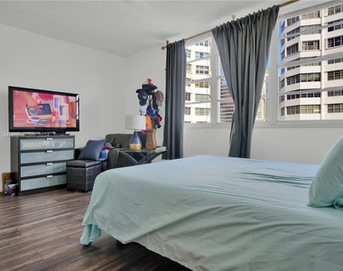 905 Brickell Bay Dr - Photo Thumbnail 8