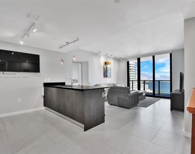 1010 Brickell Ave - Photo Thumbnail 0