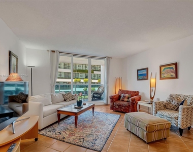 2301 Collins Ave - Photo Thumbnail 10