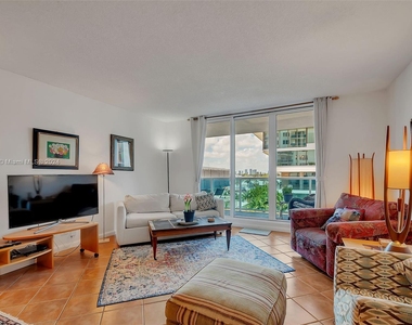 2301 Collins Ave - Photo Thumbnail 2