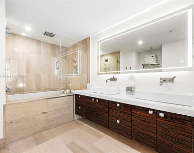 5875 Collins Ave - Photo Thumbnail 12