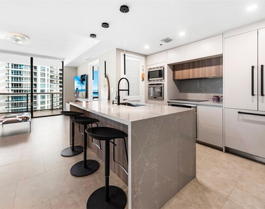 5875 Collins Ave - Photo Thumbnail 4