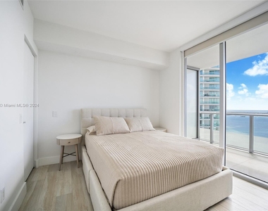 1300 Brickell Bay Dr - Photo Thumbnail 7