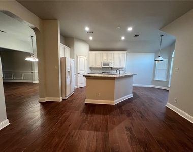 2720 Rolling Hills Lane - Photo Thumbnail 6