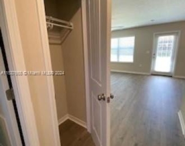 219 Wainwright Dr - Photo Thumbnail 9