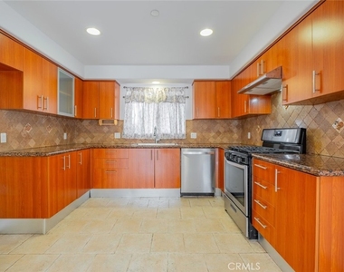 6452 Woodley Avenue - Photo Thumbnail 7