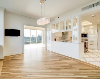 121 N Post Oak - Photo Thumbnail 5