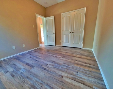 1109 Lake Forest Trail - Photo Thumbnail 14