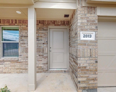 2813 Ozark Circle - Photo Thumbnail 4