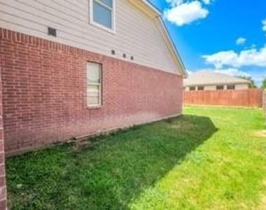 412 Crown Oaks Drive - Photo Thumbnail 30