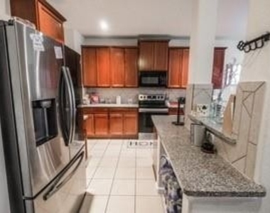 412 Crown Oaks Drive - Photo Thumbnail 10