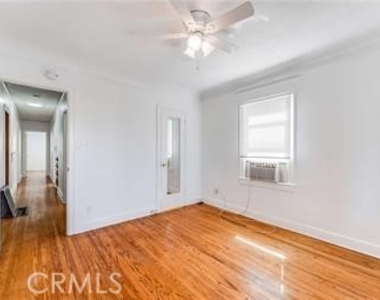 496 E 52nd Street - Photo Thumbnail 11