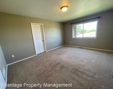 2402 Ballard Lane - Photo Thumbnail 12