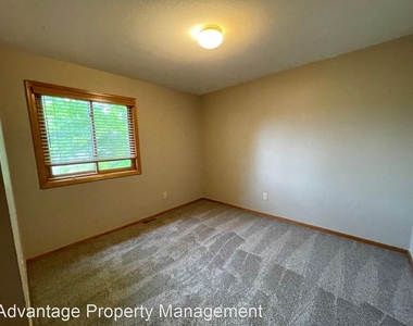 1112 White Oak Court - Photo Thumbnail 8