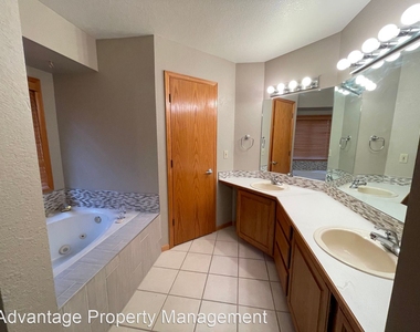 1112 White Oak Court - Photo Thumbnail 15