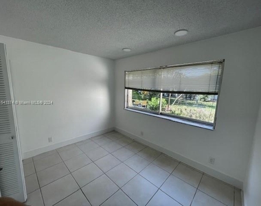 9817 Nw 65th Ct - Photo Thumbnail 4