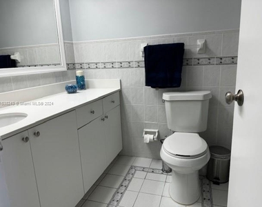 5401 Collins Ave - Photo Thumbnail 7