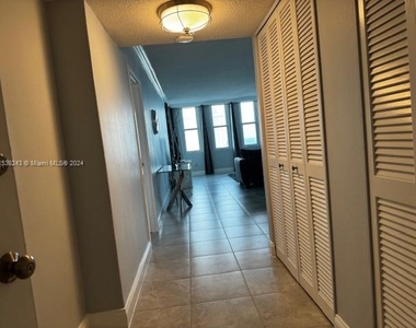 5401 Collins Ave - Photo Thumbnail 4