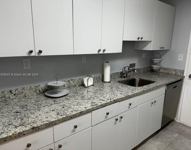 5401 Collins Ave - Photo Thumbnail 9