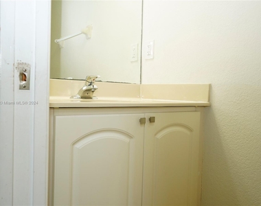 4381 Sw 160th Ave - Photo Thumbnail 4