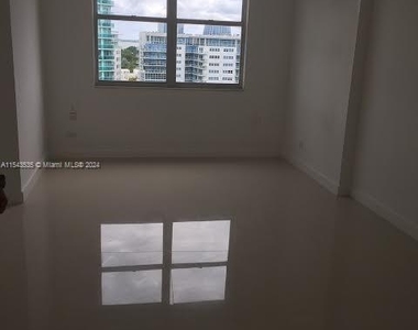 6039 Collins Ave - Photo Thumbnail 20