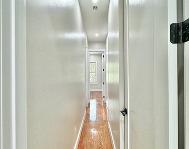 1611 Hancock Street - Photo Thumbnail 3