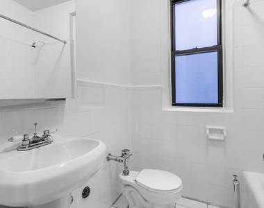 1-Bedroom Apartment for Rent in Chelsea - Photo Thumbnail 3