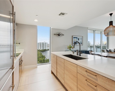 16385 Biscayne Blvd - Photo Thumbnail 5