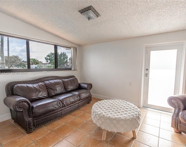 4420 Sw 114th Ct - Photo Thumbnail 2