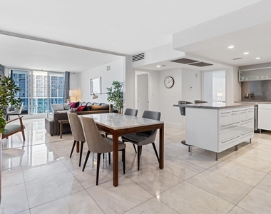 2301 Collins Ave - Photo Thumbnail 1