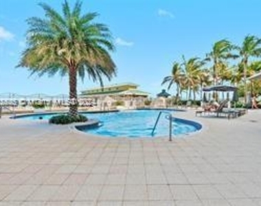 16699 Collins Ave - Photo Thumbnail 17