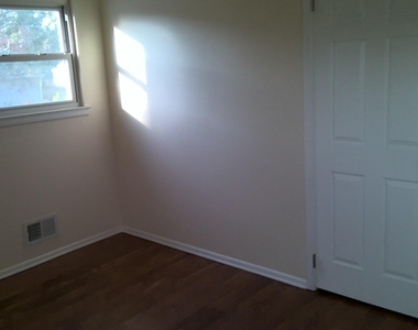 1015 Eton Way - Photo Thumbnail 12