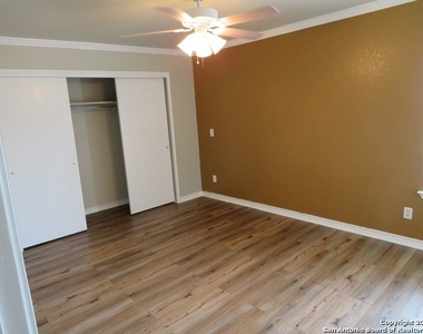 6814 Crest Pl - Photo Thumbnail 12