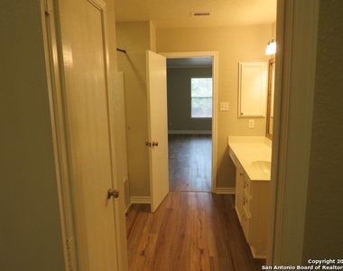 6814 Crest Pl - Photo Thumbnail 3