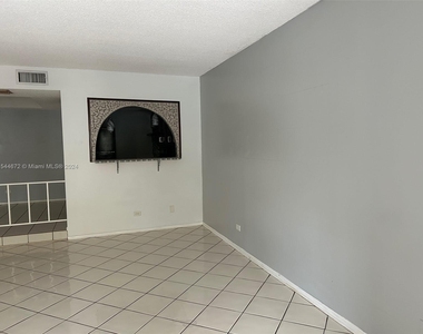 3710 Inverrary Dr - Photo Thumbnail 4