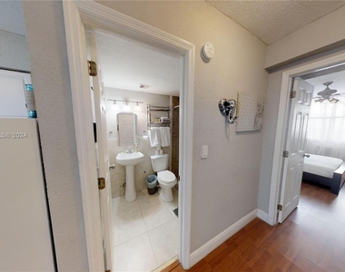 713 Collins Ave - Photo Thumbnail 7