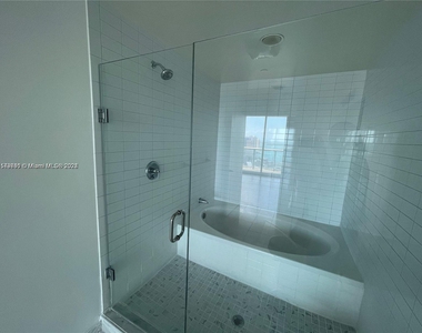 888 Biscayne Blvd - Photo Thumbnail 16