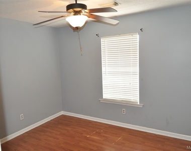 102 Live Oak Drive - Photo Thumbnail 9