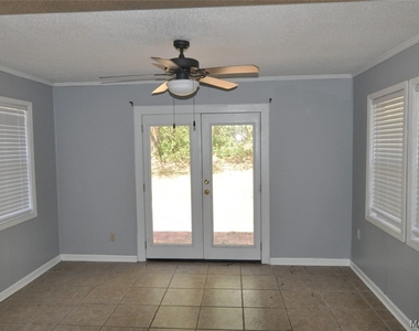 102 Live Oak Drive - Photo Thumbnail 5