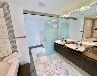 200 Biscayne Boulevard Way - Photo Thumbnail 9