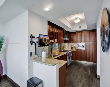 17875 Collins Ave - Photo Thumbnail 14