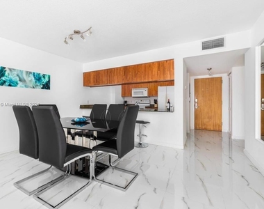 1200 Brickell Bay Dr - Photo Thumbnail 6