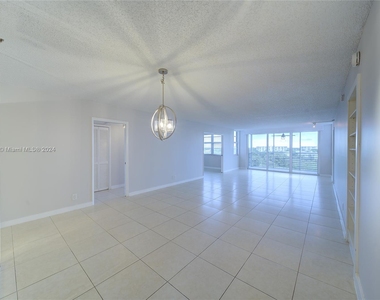 4015 W Palm Aire Dr - Photo Thumbnail 9