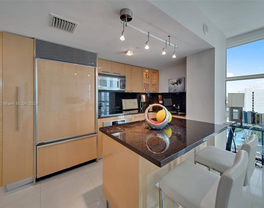 6801 Collins Ave - Photo Thumbnail 2