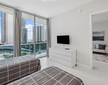 17550 Collins Avenue - Photo Thumbnail 1