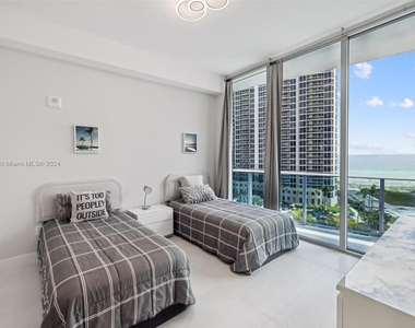 17550 Collins Avenue - Photo Thumbnail 3