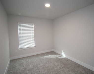 1635 Iroquois Ct - Photo Thumbnail 12